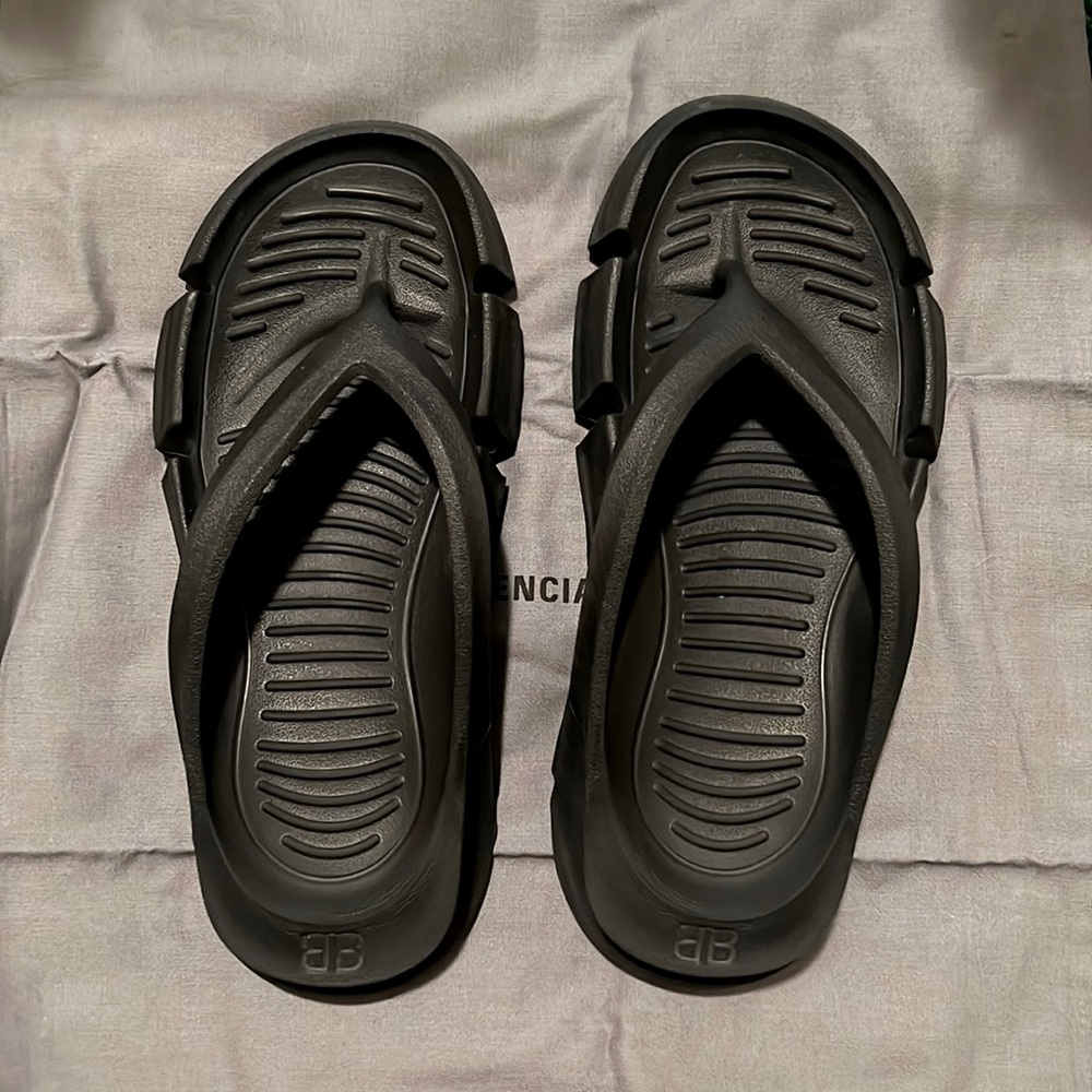Balenciaga mold thong sandal in black